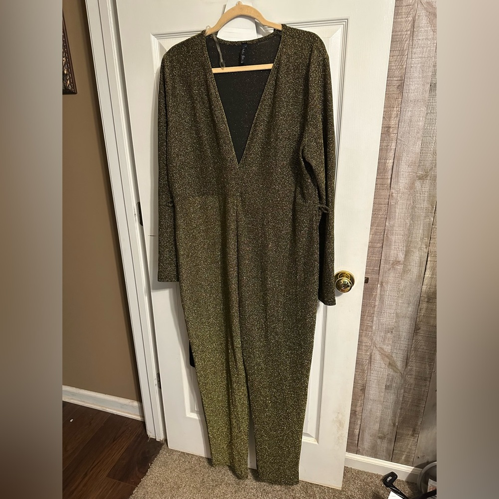 Chic Gold V-Neck Jumpsuit